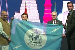 Übergabe der Interpol-Flagge an die österreichische Delegation.