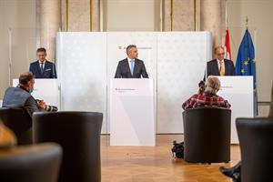 BK-Direktor Gerhard Lang, Innenminister Karl Nehammer und KfV-Direktor Othmar Thann bei der Pressekonferenz in Wien.