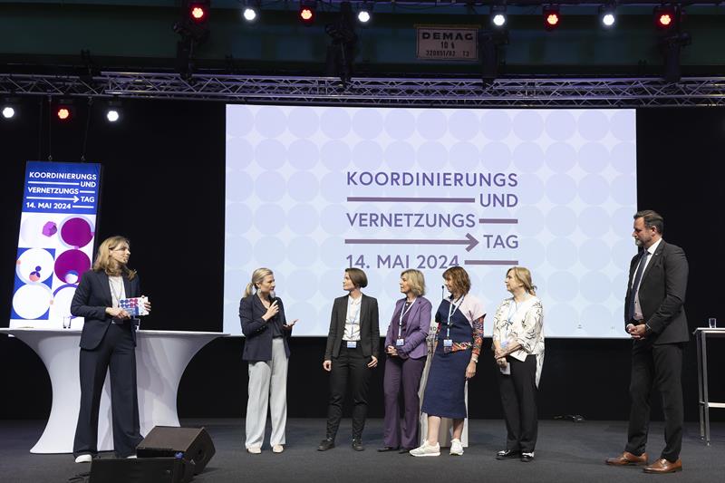 Direktor des Bundeskriminalamtes General Mag. Andreas Holzer, MA beim Gewaltschutztreffen mit Frauenministerin Susanne Raab