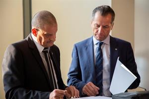 Brigadier Gerald Tatzgern, Leiter der Schleppereibekämpfung des Bundeskriminalamt mit Herrn Oberst Zsoltan Boros, Abteilungsleiter für Bekämpfung der Schlepperei und operative Angelegenheiten des NNI