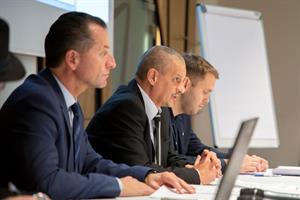 Brigadier Gerald Tatzgern, Leiter der Schleppereibekämpfung des Bundeskriminalamtes beim Treffen der Schlepperei-Ermittler in Budapest mit  Herrn Oberst Zsoltan Boros des NNI