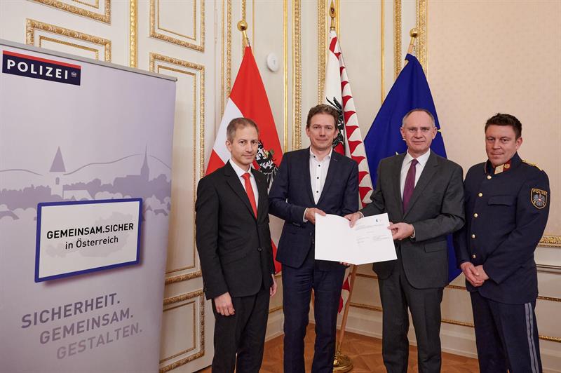 Vertragsunterzeichnung PSA mit Innenminister Karner und Bernhard Schafrath von Gemeinsam.Sicher