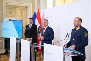 BK-Direktor Andreas Holzer, Innenminister Gerhard Karner und Generaldirektor Franz Ruf bei der Pressekonferenz.