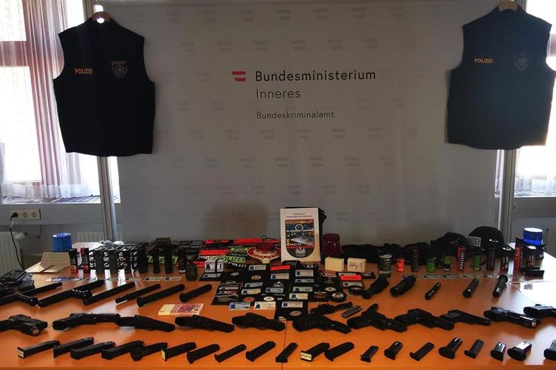 Es wurden unter anderem 81 gefälschte Polizeiausweise, 50.000 Euro Falschgeld und zahlreiche Waffen sichergestellt.