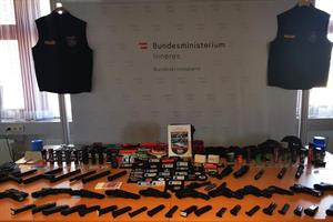 Es wurden unter anderem 81 gefälschte Polizeiausweise, 50.000 Euro Falschgeld und zahlreiche Waffen sichergestellt.