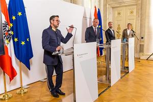Manuel Scherscher, stellvertretender Direktor des Bundeskriminalamts, Innenminister Gerhard Karner und Staatssekretär Florian Tursky bei der Pressekonferenz.