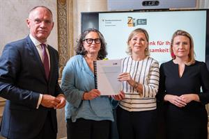 Innenminister Gerhard Karner, Sandra Messner, Marina Sorgo und Frauenministerin Susanna Raab.