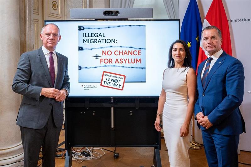 Innenminister Gerhard Karner, Dolmetscherin Rasha Corti  und BMI-Migrationsexperte Gerald Tatzgern.