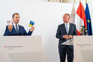 Referatsleiter und Migrationsexperte Gerald Tatzgern und Innenminister Gerhard Karner.