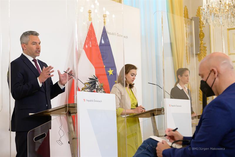 "Die internationale Kooperation unserer Polizeibehörden ist ein wesentlicher Schlüssel bei der erfolgreichen Bekämpfung der Organisierten Kriminalität", sagte Nehammer.