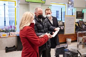 Frauenministerin Susanne Raab, Innenminister Gerhard Karner und der Geschäftsführer des Handelsverbandes, Rainer Will (re.), in einer Filiale des REWE Konzerns (Billa Michaelaerplatz).
