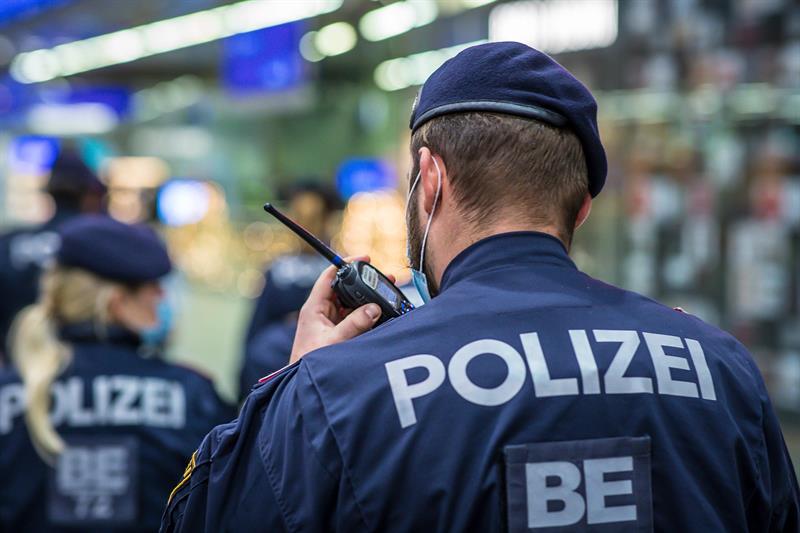 Vorsicht: Zurzeit rufen falsche Polizistinnen und Polizisten wahllos Opfer an und unterstellen diesen Straftaten.