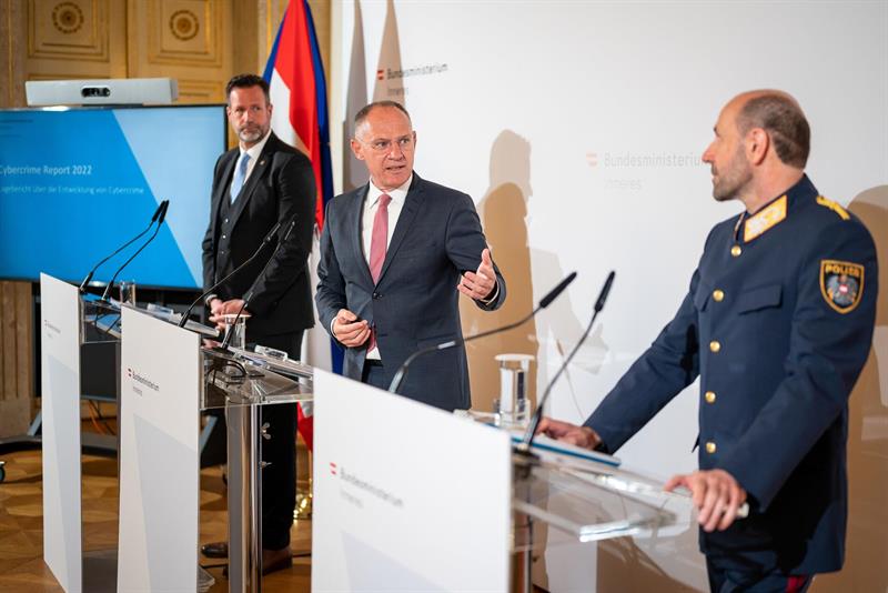 Bundeskriminalamtsdirektor Andreas Holzer, Innenministerium Gerhard Karner und Generaldirektor für die öffentlich Sicherheit Franz Ruf.