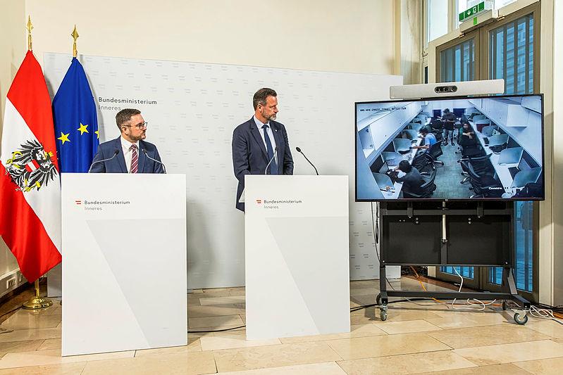 Stellvertretender Direktor im Bundeskriminalamt Manuel Scherscher und Direktor des Bundeskriminalamts Andreas Holzer bei der Pressekonferenz.
