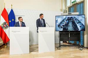 Stellvertretender Direktor im Bundeskriminalamt Manuel Scherscher und Direktor des Bundeskriminalamts Andreas Holzer bei der Pressekonferenz.