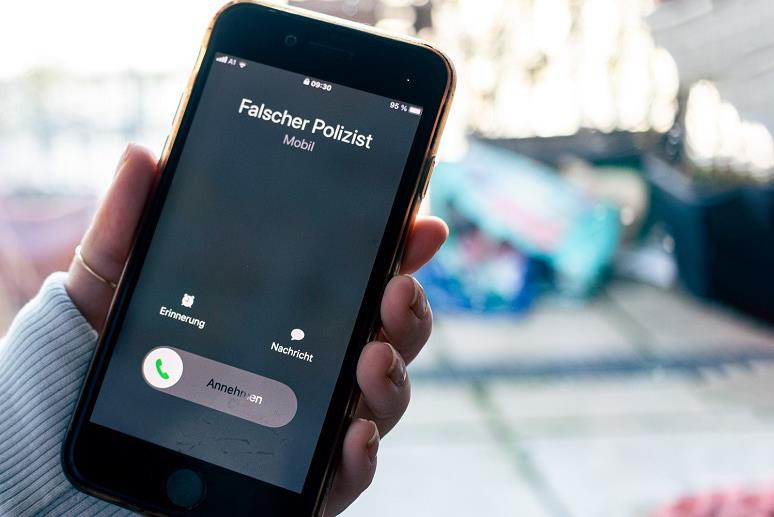 Mobiltelefon mit Anruf von falschen Polizisten